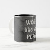 inspirierende Arbeit Zitat auf Stein Zweifarbige Tasse (Vorderseite Links)