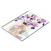 Inspirierende moderne violette Iris-Blumen in eine Notizblock (Linke Seite)