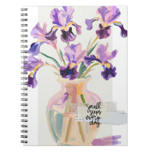 Inspirierende moderne violette Iris-Blumen in eine Notizblock