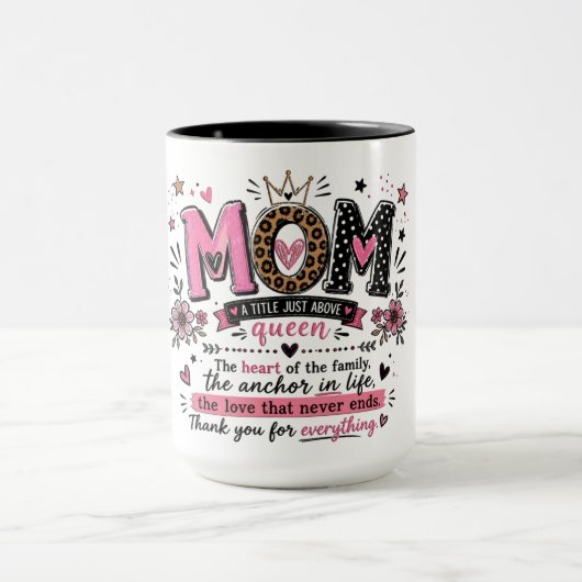 Inspirierender Mutter-Titel über Königin Tasse (Zentrum)