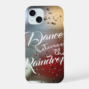 Inspirierender Spruch "Tanz zwischen den Regentrop iPhone 15 Hülle