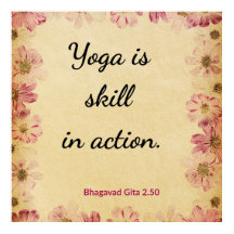 Inspirierendes Beige Rosa Gita Yoga Zitat Floral