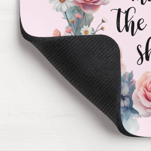 inspirierendes Blumenzitat mit Schmetterlingen Mousepad (Ecke)