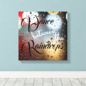 inspirierendes Zitat "Dance between the Raindrops" Leinwanddruck (Insitu (Holzboden))