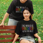 inspirierendes Zitat fröhliche positive Bejahung T-Shirt<br><div class="desc">Die Welt ist heller mit dir darin. Seien Sie eine positive Kraft auf diesem Planeten mit diesem glücklichen motivierend Zitat für einen Freund mit Depression. Schöner LGBTQ Gay Pride Inklusivitätskoffer T - Shirt. Teilen Sie dieses motivierend Zitat, das Spirituosen mit seinen Bekenntnissen ermutigt und hebt. Ideal für einen Psychologen mit...</div>