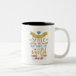 Inspirierendes Zitat Lass dein Lächeln die Welt ve Zweifarbige Tasse