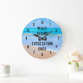 inspirierendes Zitat mit tropischer Strandlandscha Große Wanduhr (Zuhause)
