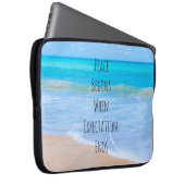 inspirierendes Zitat mit tropischer Strandlandscha Laptopschutzhülle (Vorne Rechts)