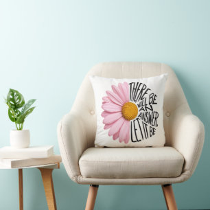Inspirierendes Zitat und rosa Gänseblümchen Kissen