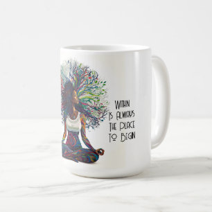 Inspiriert Frau innerhalb der Tasse