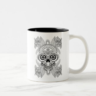 Inspirierter Schädel in den Blumen Zweifarbige Tasse