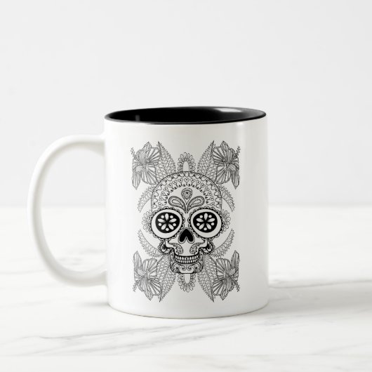 Inspirierter Schädel in den Blumen Zweifarbige Tasse (Links)