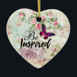 Inspiriertes Zitat & Rosa Schmetterling Shabby Col Keramikornament<br><div class="desc">Ein Ornament mit dem Sprichwort: Inspiriert werden. Das inspirierte Wort wird in einem coolen trendigen Skript-Schriftart geschrieben. Entworfen mit einem eleganten rosa Magenta Schmetterling mit lila Akzenten. Der Hintergrund ist eine schäbige Vintage Collage mit rosa Rosen und anderen dekorativen Elementen. Ein charmantes,  skurriles Ambiente.</div>