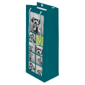 Instagramm-Fotolollenmonogramm - Blau und Limon Geschenktüte Für Weinflaschen (Vorderseite Schrägansicht)