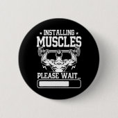 Installieren von Muskeln Bitte warten Shirt Funny Button (Vorderseite)