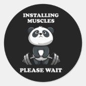 Installieren von Muskeln Bitte warten Sie Niedlich Runder Aufkleber (Vorderseite)