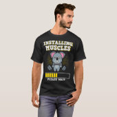 Installing Muscles Please Wait Strength Muscles We T-Shirt (Vorne ganz)