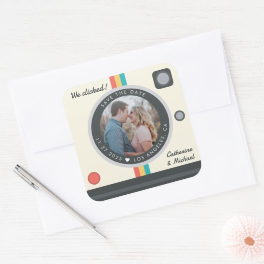 Instant Camera Couple Foto Save the Date einzigart Quadratischer Aufkleber (Umschlag)