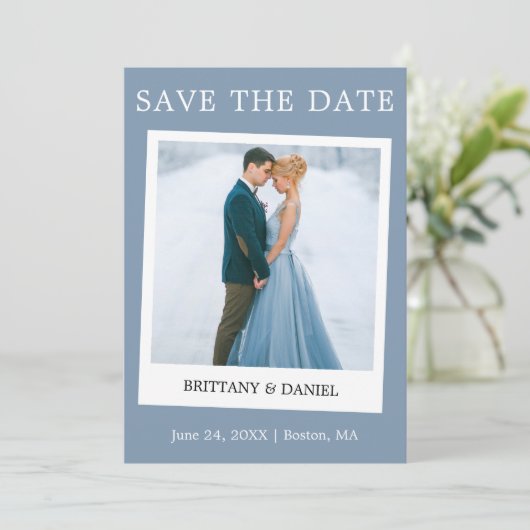 Instant Camera Style Couple Foto Dusty Blue Save The Date (Stehend Vorderseite)