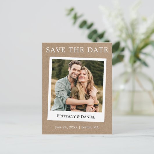 Instant Camera Style Foto Kraft Save the Date Postkarte (Stehend Vorderseite)