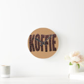 Instant coffee granules spelling koffie (Dutch) Runde Wanduhr (Zuhause)