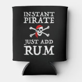 Instant Pirate - Fügen Sie einfach Rum hinzu Dosenkühler (Vorderseite)
