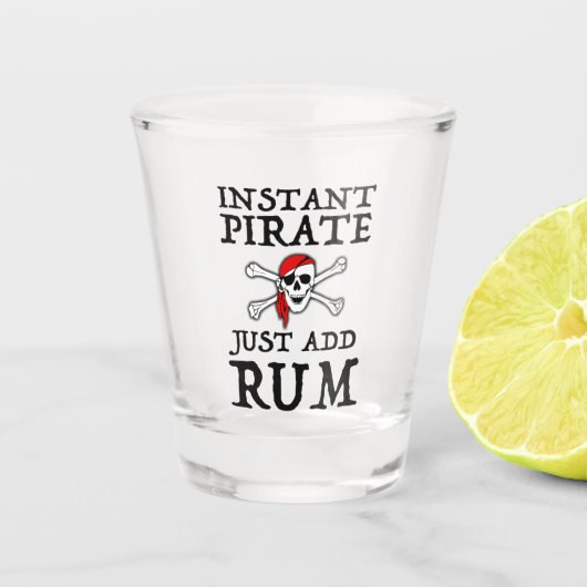 Instant Pirate - Fügen Sie einfach Rum hinzu Schnapsglas (Vorderseite)