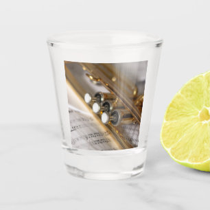 Instrumente für Trompeten und Noten Schnapsglas