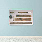 Instrumente (Holz, Elfenbein, Bronze und en Leinwanddruck (Insitu (Holzboden))