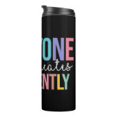 Integrationsfragen, Shirt für besondere Bildung, M Thermosbecher (Nach rechts gedreht)