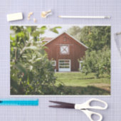 Intelligent aussehender roter Stall in einem Baumf Seidenpapier (Handwerk)