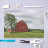 Intelligente große rote Scheune auf einem Grasfeld Seidenpapier (Handwerk)