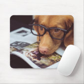 Intelligenter Hund mit Gläsern auf einem Buch Mousepad (Mit Mouse)