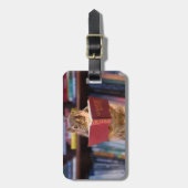 Intelligentes Eichhörnchen, das ein Wörterbuch Gepäckanhänger (Vorderseite vertikal)