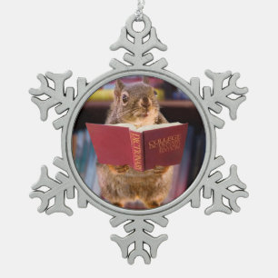 Intelligentes Eichhörnchen, das ein Wörterbuch Schneeflocken Zinn-Ornament