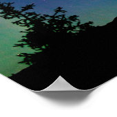Intensive Aurora borealis über schwarze Fichtentai Poster (Ecke)
