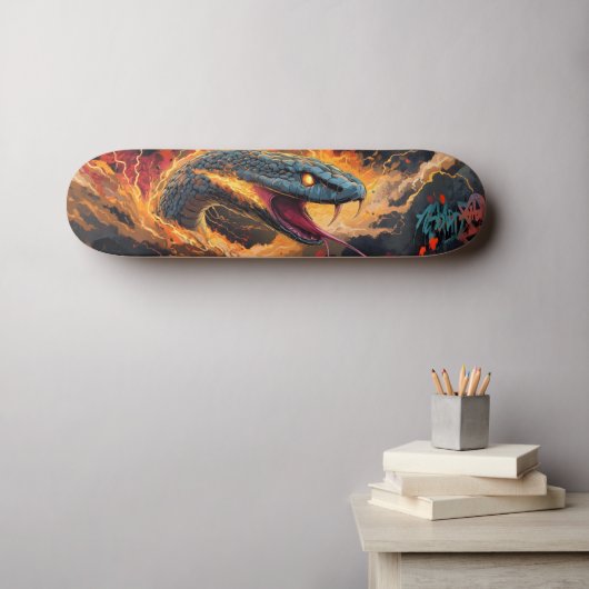 Intensive Flammenschlange mit leuchtenden Augen Skateboard (Wandkunst (Horz))