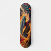 Intensive Flammenschlange mit leuchtenden Augen Skateboard (Vorne)