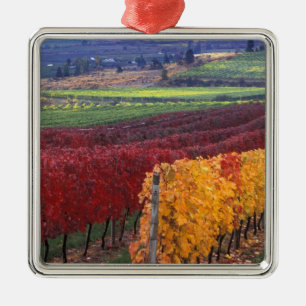 Intensive rote und gelbe Herbstfarben auf Gehring Ornament Aus Metall