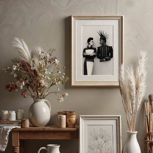 Intensiver Blick: Avantgarde-ModeDuo-Portrait Poster