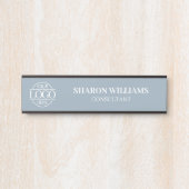 Interchangeable Dusty Blue Custom Business Logo Türschild (Vorderseite )