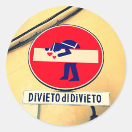 Interessantes und lustiges Straßenschild in Floren Runder Aufkleber