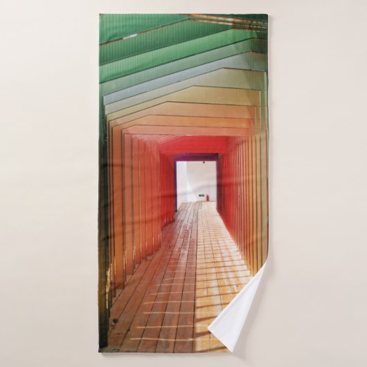 Interieur aus grün und rot gestrichenem Holz Badehandtuch (Badehandtuch)