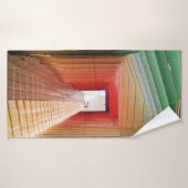 Interieur aus grün und rot gestrichenem Holz Badehandtuch (Badehandtuch)