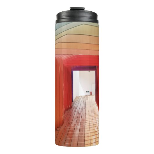 Interieur aus grün und rot gestrichenem Holz Thermosbecher (Vorderseite)