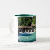 Interlaken West in der Schweiz Zweifarbige Tasse (Vorderseite Links)