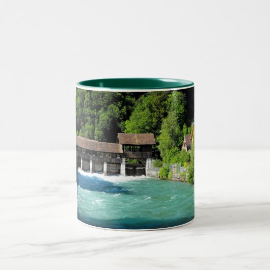 Interlaken West in der Schweiz Zweifarbige Tasse (Mittel)