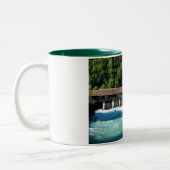 Interlaken West in der Schweiz Zweifarbige Tasse (Links)