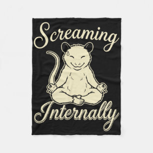 Intern schreiend lustig meditierend Yoga Opossum Fleecedecke