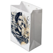 International Day of Women Judges Mittlere Geschenktüte (Vorderseite Schrägansicht)